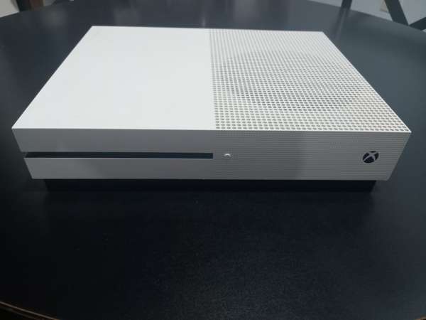 Xbox One S con Red Dead Redemption 2 y 20 Juegos Digitales 