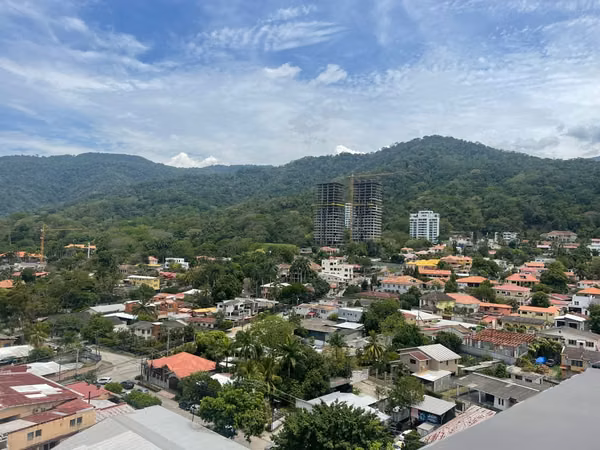 Comodidad y el estilo moderno de este elegante apartamento ubicado en Condominios Residenza