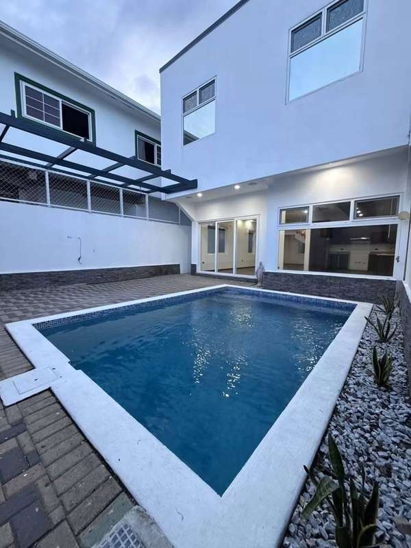 Se Vende Casa con Piscina en Res. Los Cedros 