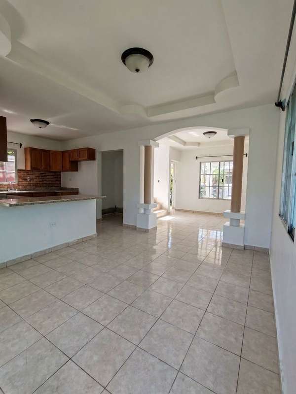 SE RENTA MODERNA CASA EN RES. VILLAS LOS MOLINOS