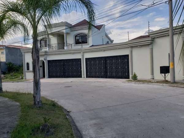 Se Vende Hermosa Casa Res. Las Uvas