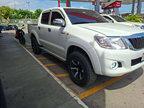TOYOTA HILUX 2013 132 MiL KM BOLSAS BUENAS PRERUNER ALTO ACEPTO CAMBIO 