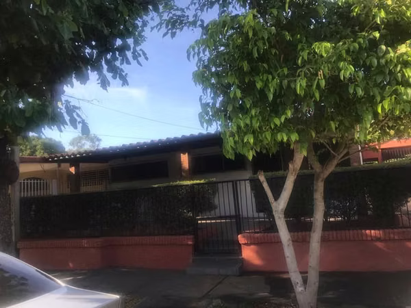 En venta linda casa en Managua (LAS BRISAS).