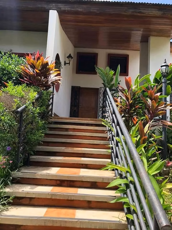 EN VENTA hermosa casa en Las Colinas