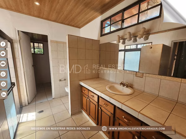 SE VENDE ALTOS DE TICOMO C. SUR DOS CASAS EN UN MISMO TERRENO CON PANELES SOLARES 0309