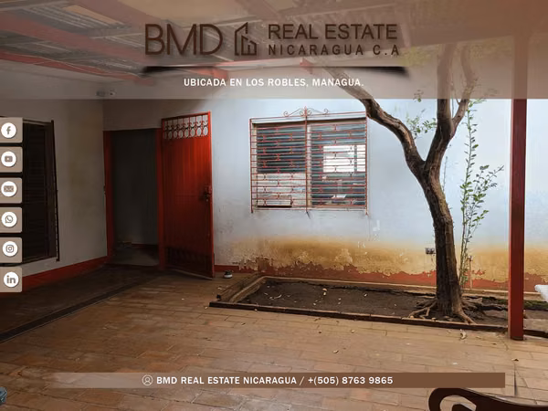En venta casa en Los Robles para inversión en zona comercial.