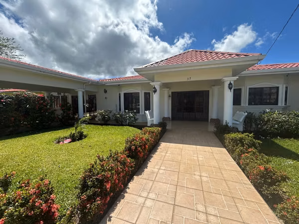 IM- Bella casa con finos acabados en venta en residencial Villas de San Sebastián en Diriamba