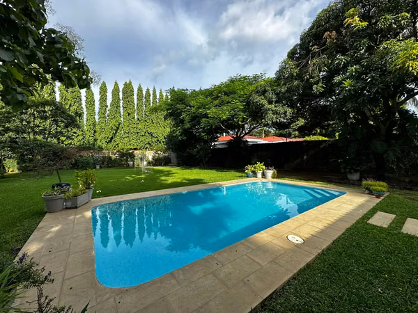 Casa Moderna con finos Acabados y full muebles