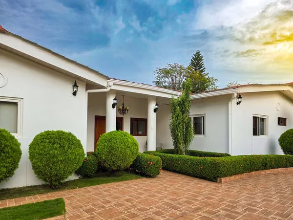 KC- Se vende casa en Las Colinas, Colinas de Santa Cruz, Managua
