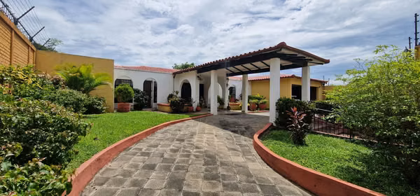Amplia Casa Amueblada en Venta en Residencial Bolonia