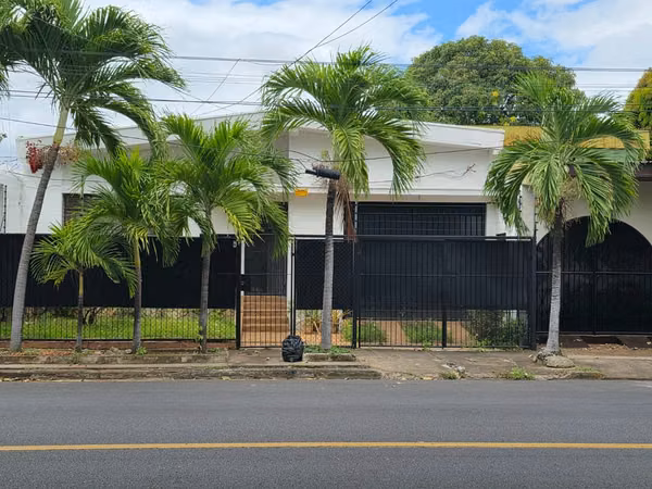 FP/  ¡GANGA! Venta de casa en Bolonia – Calle principal $140,000