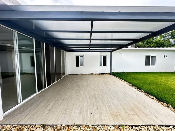 Casa en Las Colinas – Moderna en Condominio