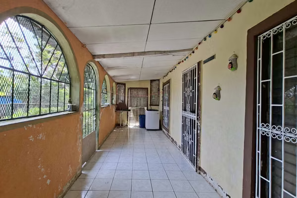 SE VENDE CASA EN Bo. EL PILAR Con proposito comercial - Pista Héroes y Mártires de la Insurrección SB