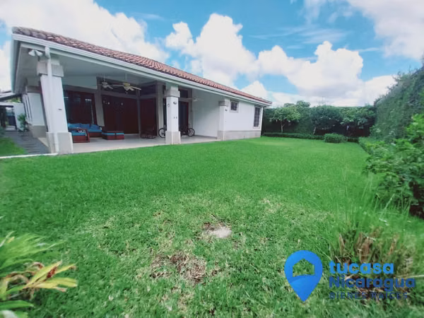 Rento Casa en Santo Domingo – Moderna Colonial con Finos Acabados
