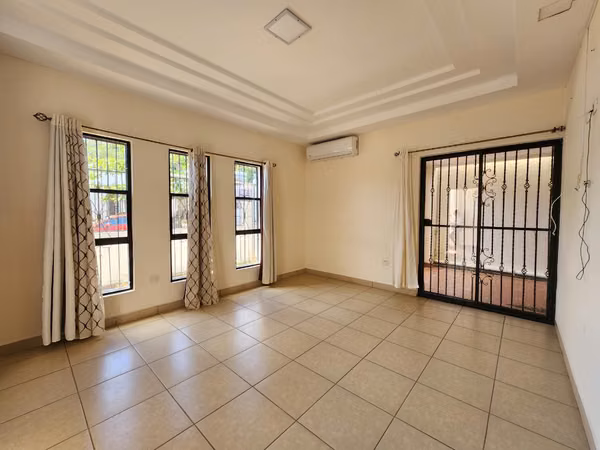 Casa en Venta - Residencial Cumbres de Cedro Galán