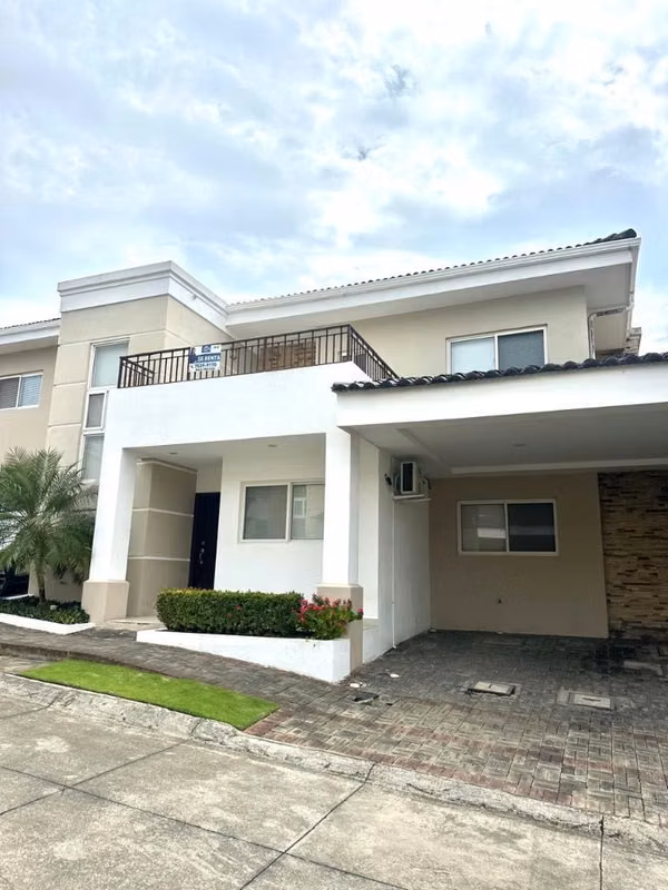 Bellísima Casa en Renta Condominio Hacienda el Bosque AH