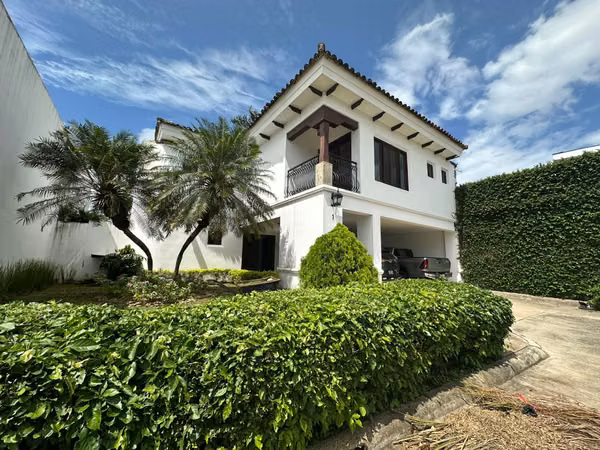 FH-Casa en Venta en las Colinas dentro de Residencial