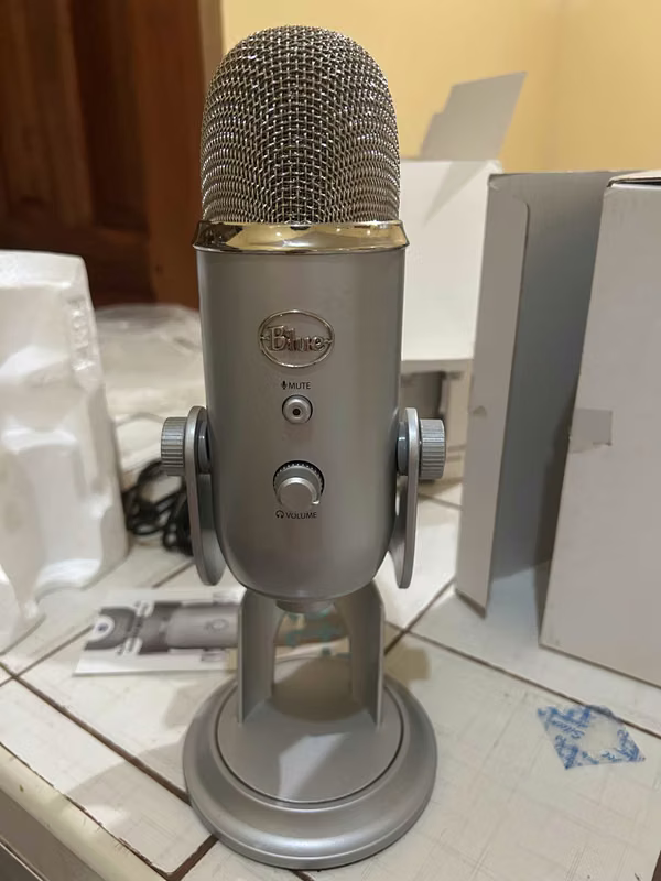 Blue Yeti - Micrófono USB para juegos, transmisión, podcast, YouTube, Discord, PC, sonido de estudio, Plug & Play, color plateado