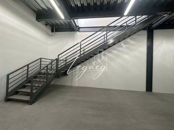 EG- se renta bodega con área showroom 204mts2