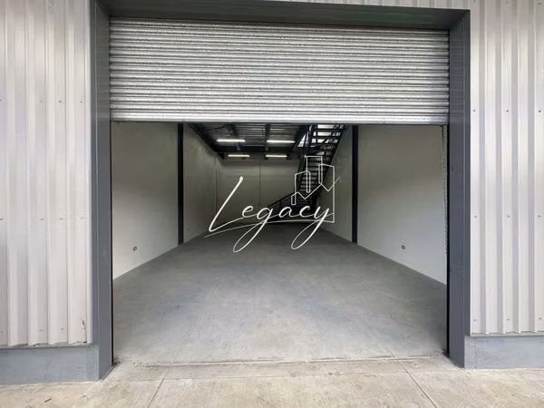 EG- se renta bodega con área showroom 204mts2