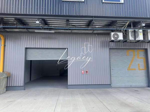 EG- se renta bodega con área showroom 204mts2