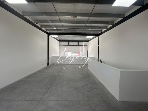 EG- se renta bodega con área showroom 204mts2