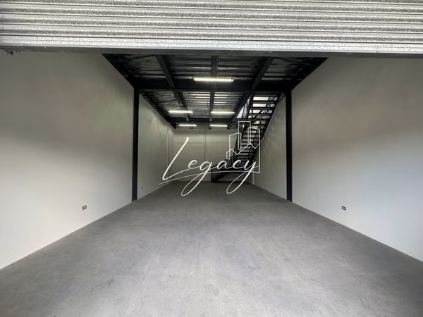 EG- se renta bodega con área showroom 204mts2