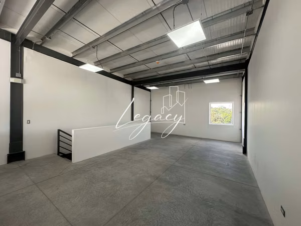 EG- se renta bodega con área showroom 204mts2
