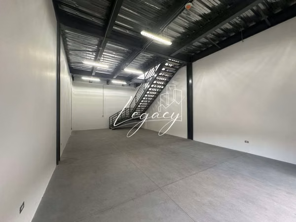 EG- se renta bodega con área showroom 204mts2