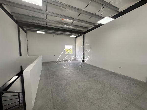 EG- se renta bodega con área showroom 204mts2