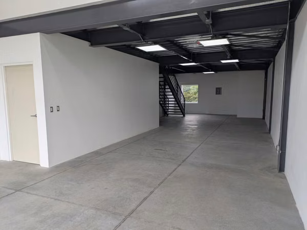 NO-Rento ofibodega en Pista Suburbana