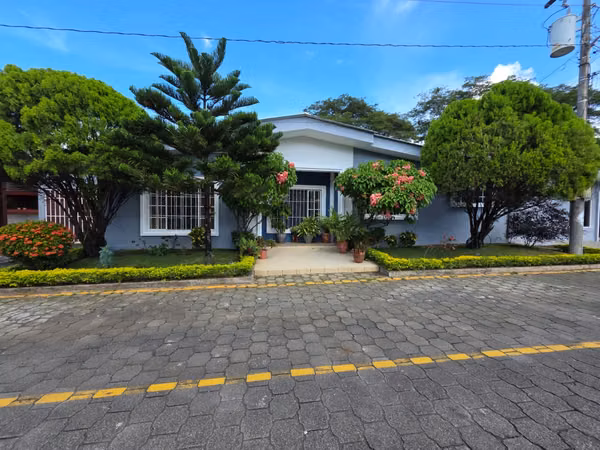 FH- Casa en venta con piscina en Villa Roma