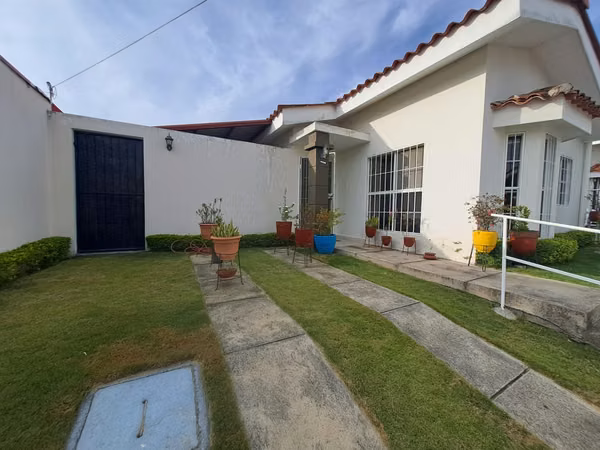 VENTA DE CASA en residencial La Floresta, carretera a Masaya