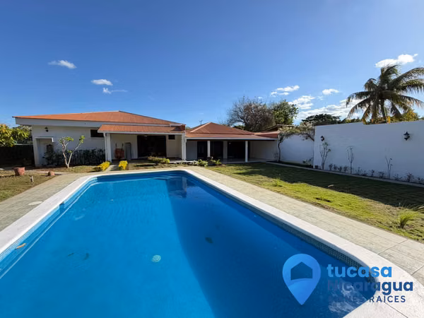 Casa en Renta Moderna con piscina propia