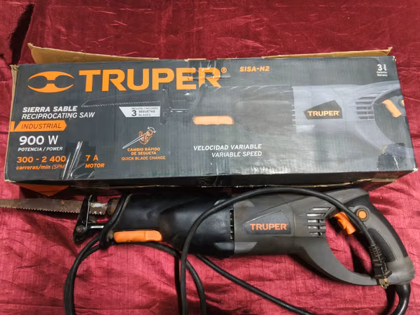 Sierra Sable marca Truper de 900 W con velocidad variable.