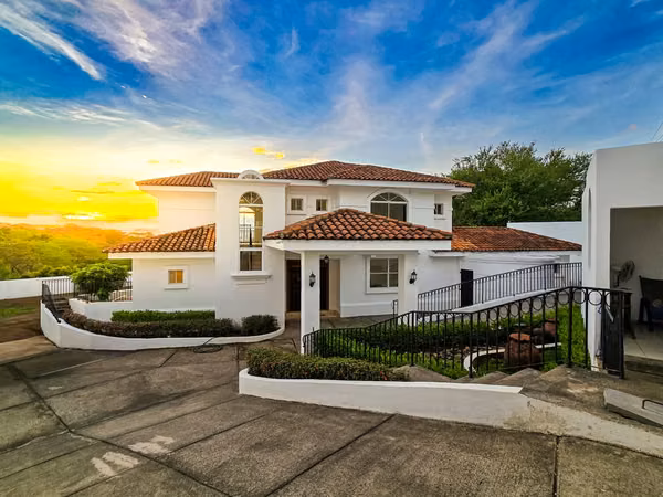 Vendo Hermosa casa en Mirador de Santo Domingo. LR