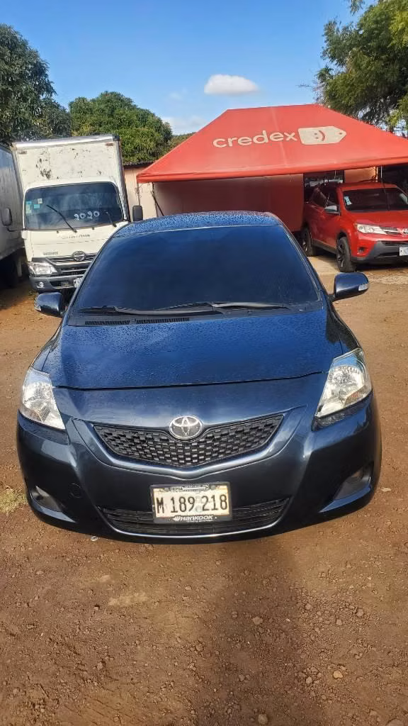 T0YOTA YARIS JAPONES, AÑO 2013. AUTOMATICO