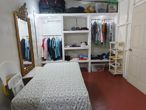 NO-Rento habitación amueblada en Colonia 9 de Junio