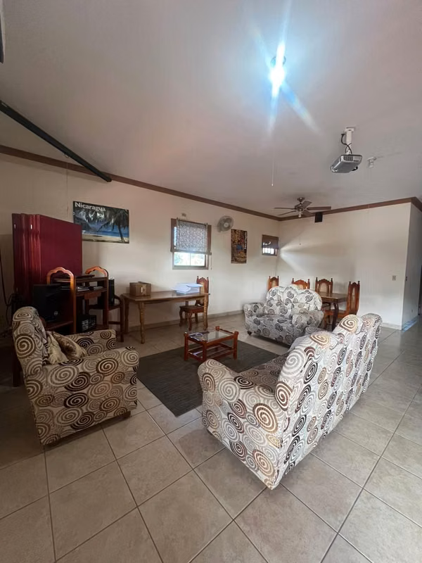 EB-Rento hermosa casa en Tiscapa