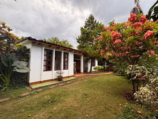 Venta de casa en carretera sur con amplio terreno