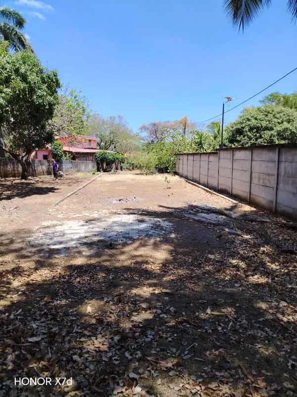 Lote 2,450 varas cuadradas c sur