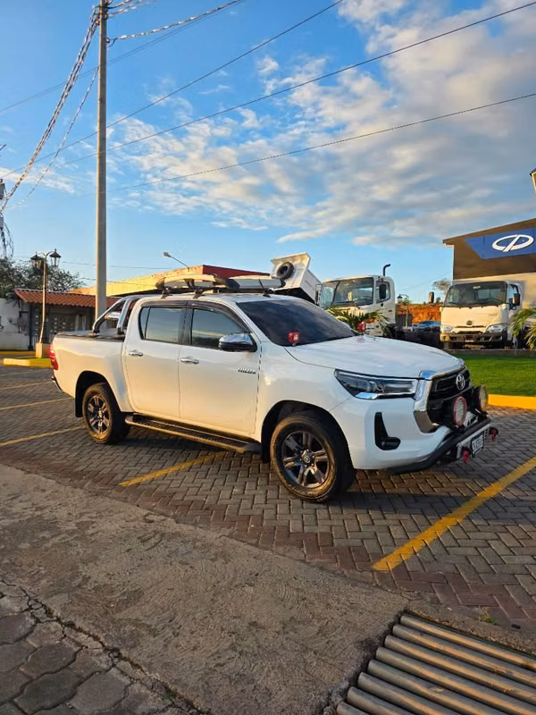 VENDO TOYOTA HILUX SRV 2025  FULL AUTOMATICA