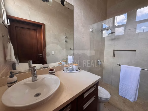 Hermosa Casa en venta o alquiler en Santo Domingo, Managua