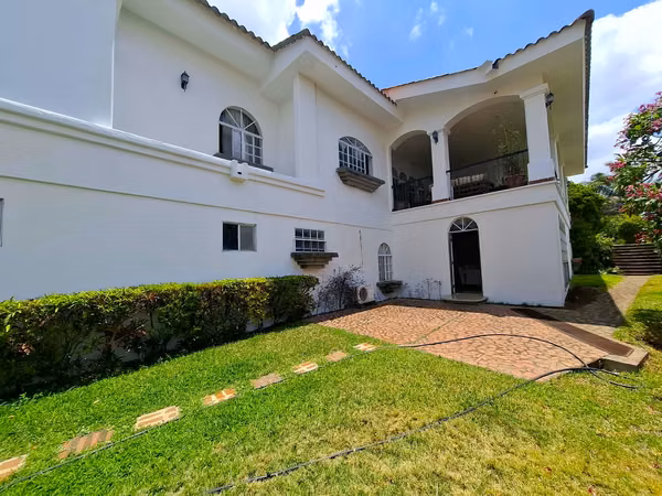 KW - Venta, casa con vista en Villa Fontana Sur
