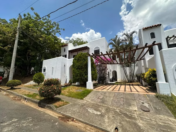 CASA EN VENTA EN CONDOMINIO ACRÓPOLIS (HTIJERINO)