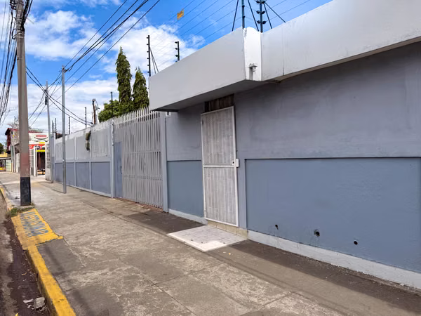 Espaciosa Propiedad Comercial Esquinera en Santa Ana