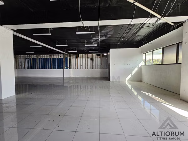 AMPLIO LOCAL COMERCIAL EN RENTA