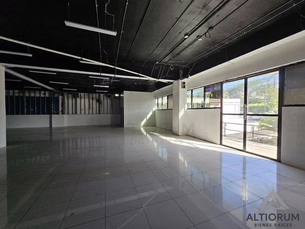 AMPLIO LOCAL COMERCIAL EN RENTA