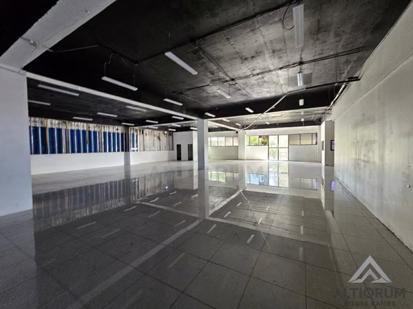 AMPLIO LOCAL COMERCIAL EN RENTA