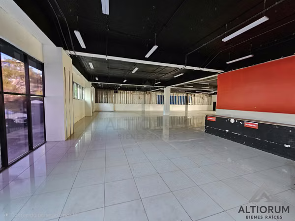 AMPLIO LOCAL COMERCIAL EN RENTA